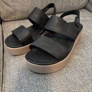 Crocs Woman’s Brooklyn Low Wedge Sandal Sz 10